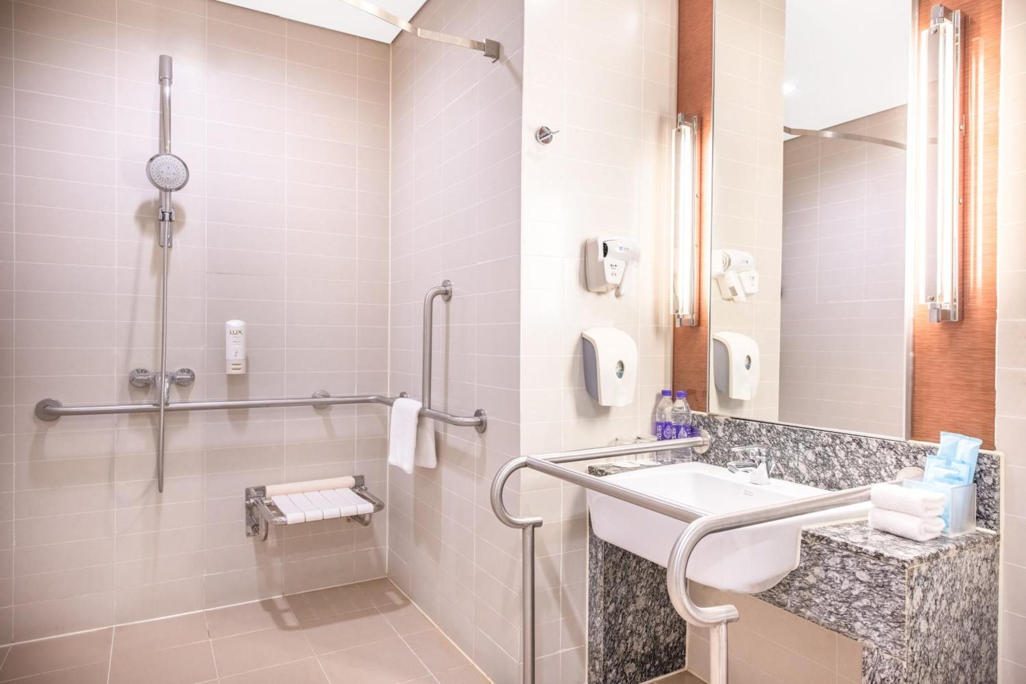 Queen Room - Accessible